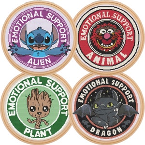 Peut inclure: Quatre cerceaux de broderie ronds avec des motifs colorés et le texte "Emotional Support" autour du bord. Chaque cerceau présente un personnage différent : Stitch l'alien, Animal le Muppet, Groot la plante et Krokmou le dragon.