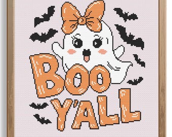 Puede incluir: Obra de arte de punto de cruz en un marco de madera con un fantasma lindo con un lazo naranja y las palabras "BOO Y'ALL" en naranja. Murciélagos negros están dispersos alrededor del fantasma sobre un fondo rosa claro. Decoración de Halloween.