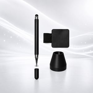 Könnte beinhalten: Ein schwarzer Eingabestift mit abnehmbarer Kappe, ein runder schwarzer Ständer und ein quadratischer, selbstklebender Stifthalter mit elastischer Schlaufe. Der Stift hat eine silberfarbene Spitze und ein schwarzes Gummielement.