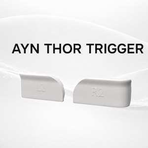 Könnte beinhalten: Zwei weiße Ersatz-Trigger für das Ayn Thor Spielgerät, beschriftet mit L2 und R2. Der Text AYN THOR TRIGGER steht über den Komponenten, die ein glattes, geschwungenes Design aufweisen und als Ersatz für die Schultertasten dienen.