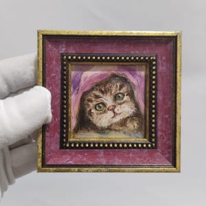 Joli chaton peignant un chat blanc, peinture à l'huile originale, miniature faite main, encadrée, décoration de chambre d'enfant, cadeau pour un ami, petit cadeau de chat cadre