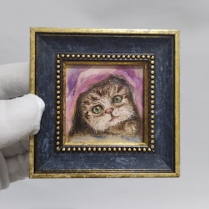 Joli chaton peignant un chat blanc, peinture à l'huile originale, miniature faite main, encadrée, décoration de chambre d'enfant, cadeau pour un ami, petit cadeau de chat cadre