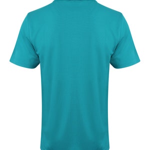 K&ouml;nnte beinhalten: Ein t&uuml;rkisfarbenes Poloshirt mit kurzen &Auml;rmeln.