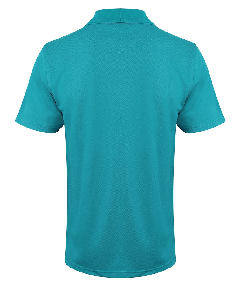 K&ouml;nnte beinhalten: Ein t&uuml;rkisfarbenes Poloshirt mit kurzen &Auml;rmeln.