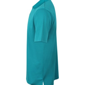 K&ouml;nnte beinhalten: Ein kurz&auml;rmliges Poloshirt in T&uuml;rkis mit Kragen.