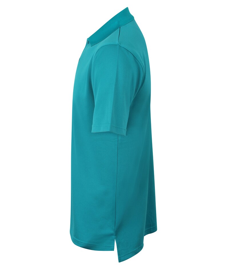 K&ouml;nnte beinhalten: Ein kurz&auml;rmliges Poloshirt in T&uuml;rkis mit Kragen.