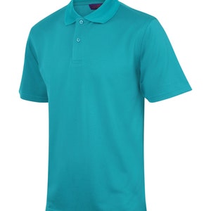 K&ouml;nnte beinhalten: Ein t&uuml;rkisfarbenes Poloshirt mit kurzen &Auml;rmeln und Knopfleiste.