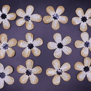 Fleurs faites à la main pour décorer des journaux, des cartes et des projets de création de papier (12 par paquet)