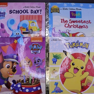 Puede incluir: Cuatro pequeños libros dorados con personajes de populares programas infantiles. Los libros son "Blue's Clues & You! ¡Día de escuela!" "Patrulla Canina" "Winnie the Pooh La Navidad más dulce" y "Pokémon".