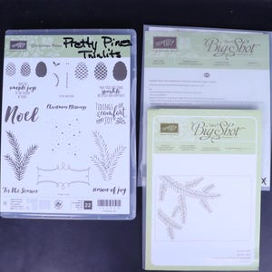 Può includere: Un set di timbri in plastica trasparente a tema natalizio con le parole "Christmas Pines" e "Pretty Pines" scritte sul davanti. I set di timbri includono immagini di rami di pino, pigne e saluti natalizi come "Noel", "È la stagione" e "Stagione di gioia".