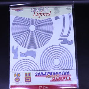 Puede incluir: Un paquete de troqueles de scrapbooking con el texto "SIMPLY Defined" y "SCRAPBOOKING MADE SIMPLE". Los troqueles tienen varias formas, incluyendo círculos y bordes festoneados. El paquete contiene 37 troqueles.