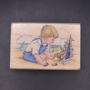 Tampon en bois pour voilier Boy Beach Sand, 9078-X, dessiné par Nancy Cole