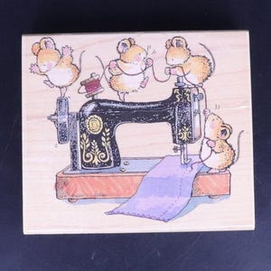 Carimbo de borracha vintage de Penny Black, Penny Black Sew Much Fun Rubber Stamp 1650L, usado e montado em madeira de Margaret Sherry, 2000, RARO