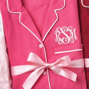 Conjunto de pijama con monograma: regalos con iniciales bordadas