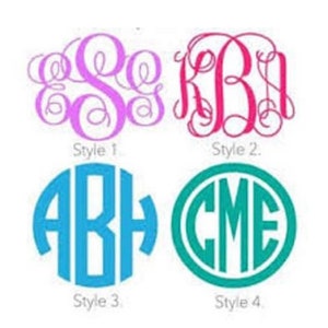 Pu&ograve; includere: Quattro stili di monogramma in vari colori. Lo stile 1 &egrave; uno script lilla chiaro, lo stile 2 &egrave; uno script rosa, lo stile 3 &egrave; un design a blocchi blu e lo stile 4 &egrave; un design turchese all'interno di un cerchio.