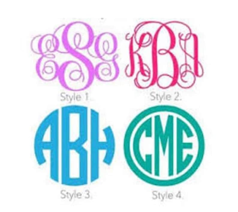 Pu&ograve; includere: Quattro stili di monogramma in vari colori. Lo stile 1 &egrave; uno script lilla chiaro, lo stile 2 &egrave; uno script rosa, lo stile 3 &egrave; un design a blocchi blu e lo stile 4 &egrave; un design turchese all'interno di un cerchio.