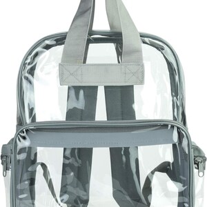 Pu&ograve; includere: Zaino trasparente con finiture e cinghie grigie. Presenta una maniglia superiore e spallacci regolabili. Include una tasca frontale con cerniera e uno scomparto principale con chiusura a cerniera. Ideale per trasportare materiale scolastico o oggetti personali.