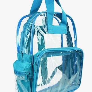 Pu&ograve; includere: Zaino trasparente con finiture, cerniere e manici blu. Presenta una tasca frontale e una tasca laterale, entrambe con cerniera. Lo scomparto principale &egrave; trasparente, consentendo la visibilit&agrave; del contenuto.