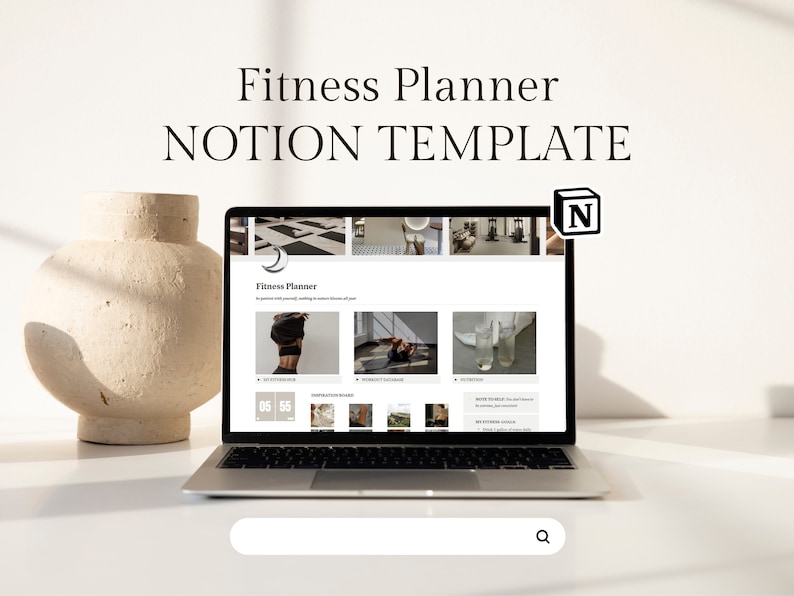 Puede incluir: Un ordenador port&aacute;til que muestra una plantilla de planificador de fitness de Notion. La plantilla incluye un t&iacute;tulo, "Fitness Planner", y varias im&aacute;genes de personas haciendo ejercicio. El logotipo de Notion es visible en la esquina superior derecha de la pantalla.