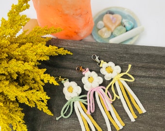 Macramé Daisy keychain