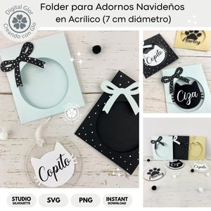Puede incluir: Conjunto de carpetas para adornos navideños de acrílico. Las carpetas son de varios colores, incluyendo negro, azul claro y beige, con un recorte circular. Cada carpeta tiene un lazo y un adorno decorativo de acrílico con un diseño de gato o huella.