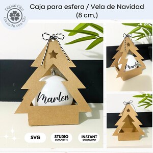 Puede incluir: Un portador de adorno en forma de árbol de Navidad hecho de cartón marrón. Contiene una bola blanca con el nombre "Marlen" y mide aproximadamente 8 cm de diámetro. El diseño incluye un recorte de estrella y una cuerda en blanco y negro para colgar. También incluye el texto "SVG", "STUDIO SILHOUETTE" e "INSTANT DOWNLOAD".
