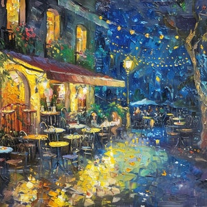 Könnte beinhalten: Ein impressionistisches Ölgemälde zeigt ein europäisches Café bei Nacht. Die Szene wird von warmen gelben Lichtern des Cafés und der Straßenlaternen beleuchtet, die mit den kühlen Blautönen und dunklen Tönen der Nacht kontrastieren. Tische und Stühle sind draußen aufgestellt.