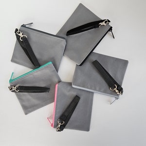 LIQUIDACIÓN: Cartera de muñeca Candi en poliéster Ottertex gris con cierre de cremallera en la parte superior, ranuras para tarjetas e identificación integradas y correa de muñeca de nailon de polipropileno.