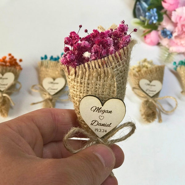 Massenhochzeits-Mini-Trockenblumenstrauß-Bevorzugungen für Gäste, personalisierte Trockenblumenmagnete, danke Geschenke für Gäste