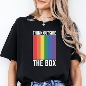 Maglietta Think Outside the Box - Maglietta LGBTQ+ Pride Rainbow Equality - Maglietta Queer Creativity - Regalo Gay Lesbian Bisexual Trans Non-Binary Ally