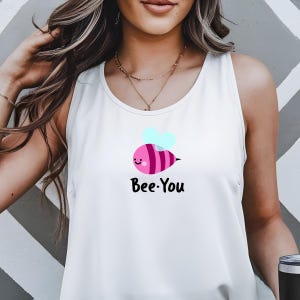Biene Du Lesben Pride Tank Top, süßes LGBTQ + Sapphic Shirt, Queer Frauen Sommer 2025 Kleidung, feministische Pride Parade Party, Geschenk für Sie