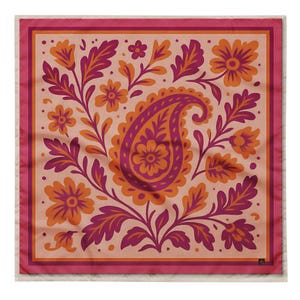 Puede incluir: Pañuelo cuadrado con diseño de cachemira en tonos naranja, morado y rosa. El pañuelo presenta un motivo central de cachemira rodeado de patrones florales y de hojas, con un borde rosa.