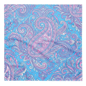 Pode incluir: Um tecido quadrado com um padrão paisley repetido em tons de azul claro, rosa e branco. O design apresenta grandes motivos paisley centrais rodeados por elementos menores e giratórios, criando uma aparência detalhada e ornamentada. Medidas em centímetros.