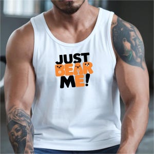 Camiseta sin mangas "Just Bear Me" con oso gay, letras de cara de oso, camiseta divertida LGBTQ+, desfile del Orgullo 2025, amantes de los osos, festivales, acampada, senderismo y actividades al aire libre.