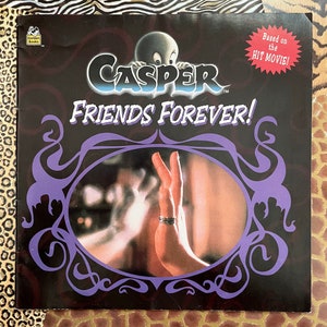 以下が含まれることがあります： 紫と黒の表紙のついた本。タイトルは「キャスパー　友達のために！」。表紙には、フレンドリーな顔をした漫画の幽霊と、本から手を伸ばしている様子が描かれている。「Based on the HIT MOVIE!」という文字が赤い星形の吹き出しの中に書かれている。