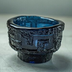 Göte Augustsson Ruda Glasbruk 1960s Scandinavian Cobalt Blue Glass Art Bowl – Mid-century Modern Relief Pattern Swedish Design