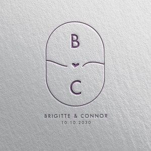Puede incluir: Una invitación de boda con un monograma en círculo morado que contiene las letras "B" y "C" con un pequeño corazón entre ellas. El texto "BRIGITTE & CONNOR" y "10.10.2030" está debajo del círculo.