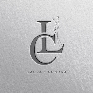 Puede incluir: Un logotipo de monograma con las letras "L" y "C" entrelazadas, con un diseño floral sobre las letras. El texto "LAURA + CONRAD" está debajo del monograma.