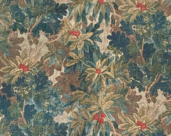 Op de afbeelding: Een textielstof met een dicht botanisch patroon van donkergroene en olijfgroene bladeren, gelaagd over een lichtbruine achtergrond. Kleine trossen helderrode bessen zijn verspreid over het gebladerte, wat een herhalend ontwerp creëert.