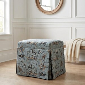 Funda de cojín de tela azul con estampado ecuestre, diseño de jinete a caballo, textil de lino cortado a medida. Decoración de lujo estilo western clásico para el hogar. imagen 2