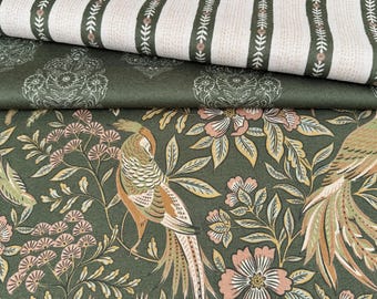 Conjunto de telas coordinadas en verde bosque estilo jardín inglés Grandmillennial, decoración del hogar con medallón floral de aves exóticas y rayas de vid.