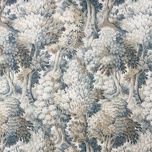 Könnte beinhalten: Ein sich wiederholendes Muster aus blauen und braunen Bäumen auf weißem Hintergrund. Die Bäume sind stilisiert und haben einen verspielten Charakter.