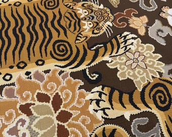 Tela de estilo chinoiserie con estampado de tigre marrón, cortada a medida. Tapicería ecléctica y llamativa para sillas. Lujoso detalle decorativo maximalista para el hogar.