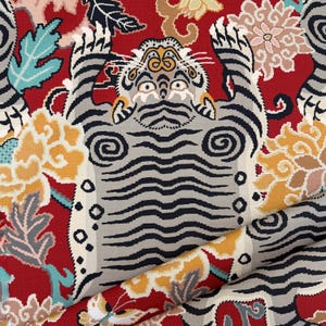 Tela con estampado de tigre cortada a medida, motivo de animal oriental, textil artístico, tela ecléctica decorativa de color rojo topo para decoración de paredes, material de costura para almohadas