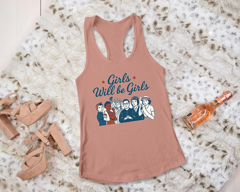 Pode incluir: Uma regata coral com o texto "Girls Will be Girls" e um gr&aacute;fico de mulheres. Uma garrafa de vinho ros&eacute; e saltos plataforma tamb&eacute;m s&atilde;o vis&iacute;veis.