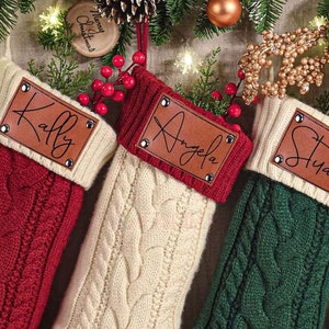 Weihnachtsstrümpfe mit Gravur, 2024 Weihnachtsstrümpfe mit Lederpatch, gestrickte Strümpfe mit Name, Feiertagsdekor Geschenk