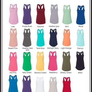 Pode incluir: Uma exibi&ccedil;&atilde;o de tops racerback em v&aacute;rias cores, incluindo lil&aacute;s, roxo, vermelho, cinza, verde e azul. Cada top &eacute; rotulado com o nome de sua cor. O texto "WOMENS RACERBACK TANK" est&aacute; na parte superior da imagem.
