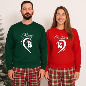 Kersttrui voor stellen, ronde hals met gepersonaliseerde initialen en halve hartvorm, bijpassende feestelijke trui voor hem en haar, gepersonaliseerd kerstcadeau voor je partner