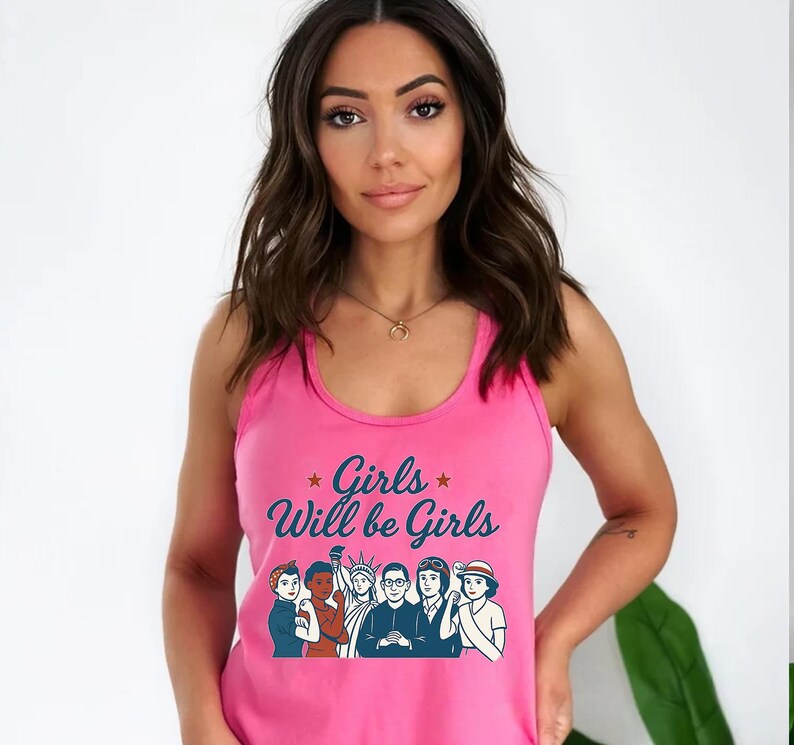 Pode incluir: Top rosa com a frase "Girls Will be Girls" e um gr&aacute;fico de mulheres diversas. O top &eacute; sem mangas e feito de um material macio. O gr&aacute;fico apresenta ilustra&ccedil;&otilde;es de mulheres em v&aacute;rias poses.
