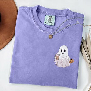 Komfort Colors® Süßes Geist-Kaffee-Shirt, kleines Boo-Geist-Eistkaffee-T-Shirt, Halloween-T-Shirt für Kaffeeliebhaber, gruseliges Herbst-T-Shirt mit Rundhalsausschnitt